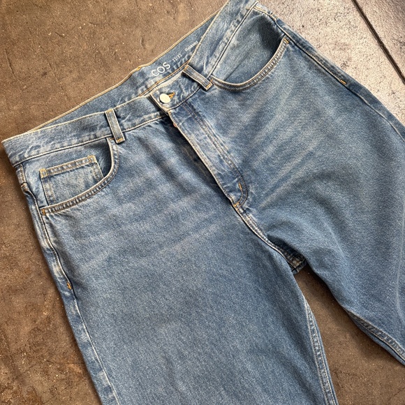 120$ Cos 32 X 32 Relaxed Mid Rise Straight Leg - Picture 2 of 11